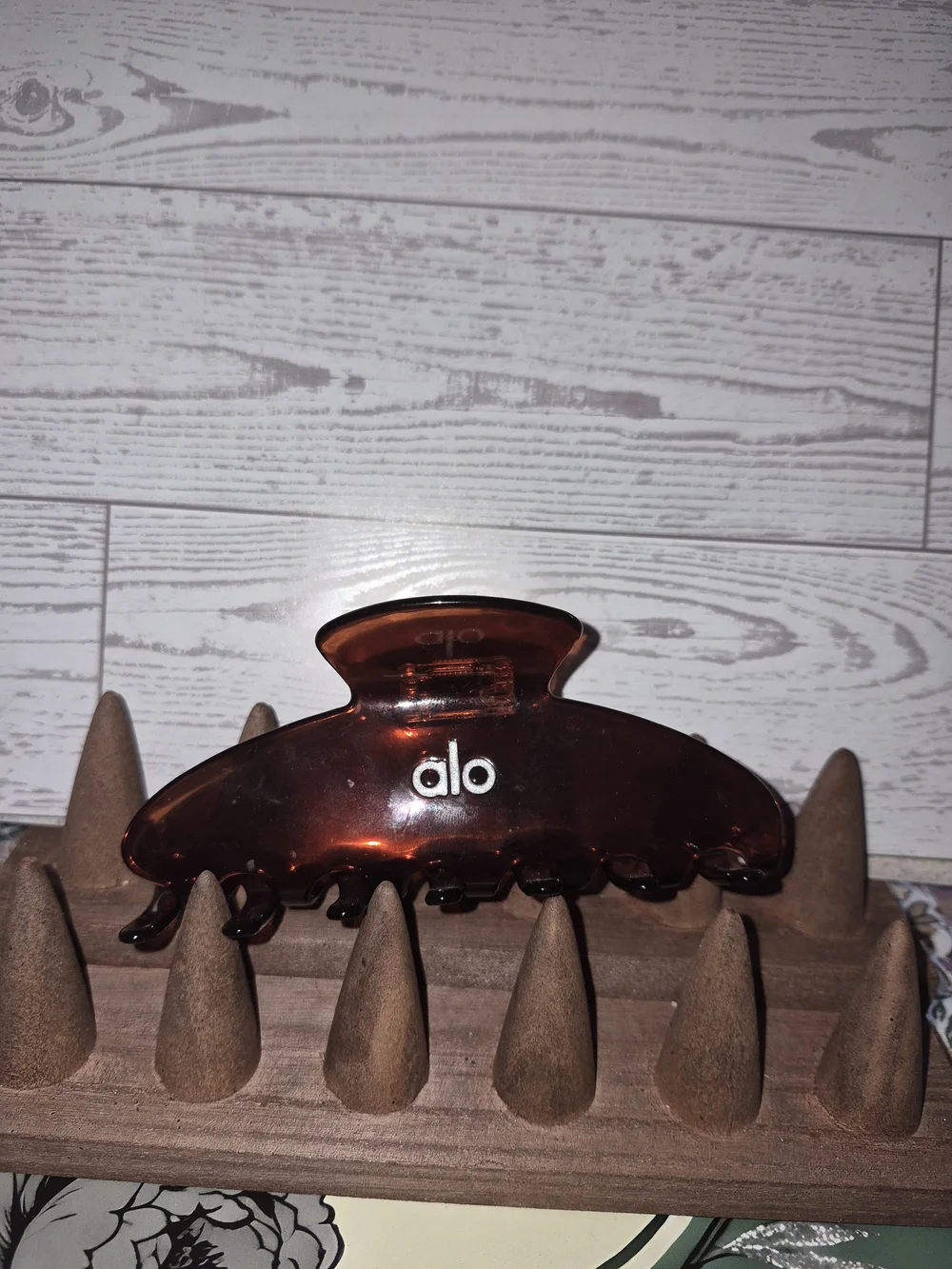 ALO Yoga Amber Hair Claw Clip - Sleek Brown Home Accent